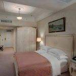 Профессиональная фотосессия номера отеля с акцентом на детали интерьера. Фотограф Кирилл Толль работает с отелями по всей Москве и области. Обслуживаем Климовск, Подольск, Чехов, Серпухов и другие города южного направления.