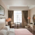 Evening atmosphere in hotel room photography. This shot by Kirill Toll showcases how electric lighting creates cozy ambiance. Professional services for hotels in Moscow region, including Domodedovo, Ramenskoye, Voskresensk.