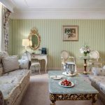 Фотосъемка номера отеля с высокими потолками и панорамным освещением. Кирилл Толль - профессиональный фотограф для гостиничного бизнеса Москвы и Подмосковья. Обслуживаем Наро-Фоминск, Подольск, Троицк, Апрелевку.