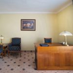 Архитектурная фотография интерьера отеля: лестница и холл. Кирилл Толль подчеркивает линии и пространство, создавая динамичный и запоминающийся кадр. Профессиональные услуги съемки для презентации общественных зон вашего отеля.