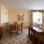 Ищете вдохновение для фотосъемки своего отеля? Этот кадр от Кирилла Толль демонстрирует, как снять уютный уголок с акцентом на деталях интерьера и искусственном освещении. Профессиональный взгляд делает пространство живым и желанным.