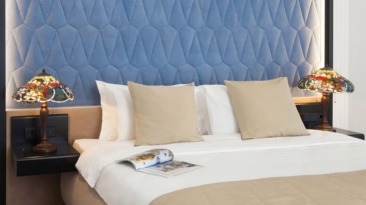 Фотография кровати в гостиничном номере от фотографа Кирилла Толля. Профессиональная съемка отелей в Москве и по России с акцентом на комфорт и эстетику спальных мест для будущих гостей.