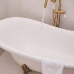 Профессиональная съемка санузлов отеля: акцент на деталях и качестве отделки. Услуги фотографа Кирилла Толля включают тщательную подготовку помещения и профессиональное освещение для идеальных кадров.