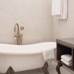 Фотосъемка ванных комнат отеля: демонстрация чистоты и дизайна. Профессиональные услуги фотографа Кирилла Толля включают съемку всех помещений гостиничного номера для полного представления о комфорте.