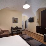 Гостиная зона номера отеля с диваном и кофейным столиком