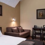 Уютная прикроватная зона с атмосферным освещением | Деталь интерьера отеля | Кирилл Толль