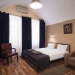 Гостиничный номер: панорамный вид на зону отдыха и спальную зону | Фотография интерьера | Кирилл Толль