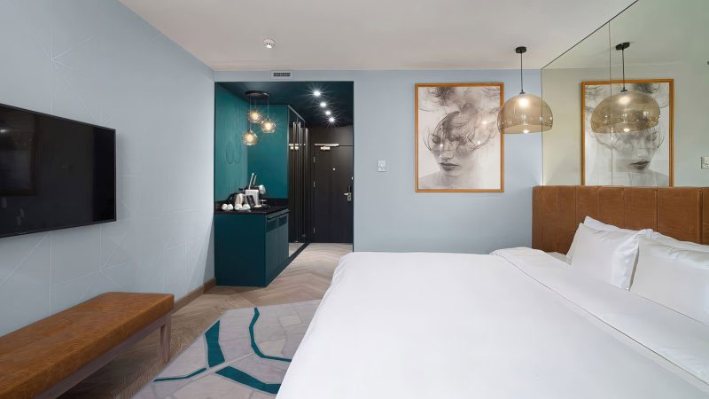 Современный гостиничный номер в Москве - панорамный вид на спальную и гостиную зону