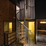 винтовая лестница в зону отдыха сауны