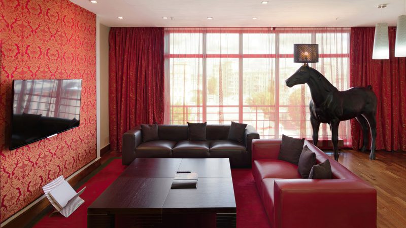 Хотите, чтобы ваш номер выглядел так же привлекательно? Профессиональная фотосъемка интерьера отеля от Кирилла Толль. На снимке — гармоничная композиция с кроватью и прикроватной зоной, передающая уют и стиль для ваших будущих гостей.