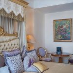 Детальная профессиональная фотография в номере отеля: элегантный декор и текстиль. Кирилл Толль искусно использует свет, чтобы создать ощущение тепла и гостеприимства. Ваш отель достоин такого же качественного визуального контента?