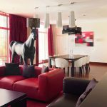 Интерьерная фотография для сайта отеля: светлая ванная комната с качественной отделкой. Кирилл Толль демонстрирует, как профессиональный подход к съемке санузлов повышает восприятие уровня заведения. Закажите аналогичную услугу.