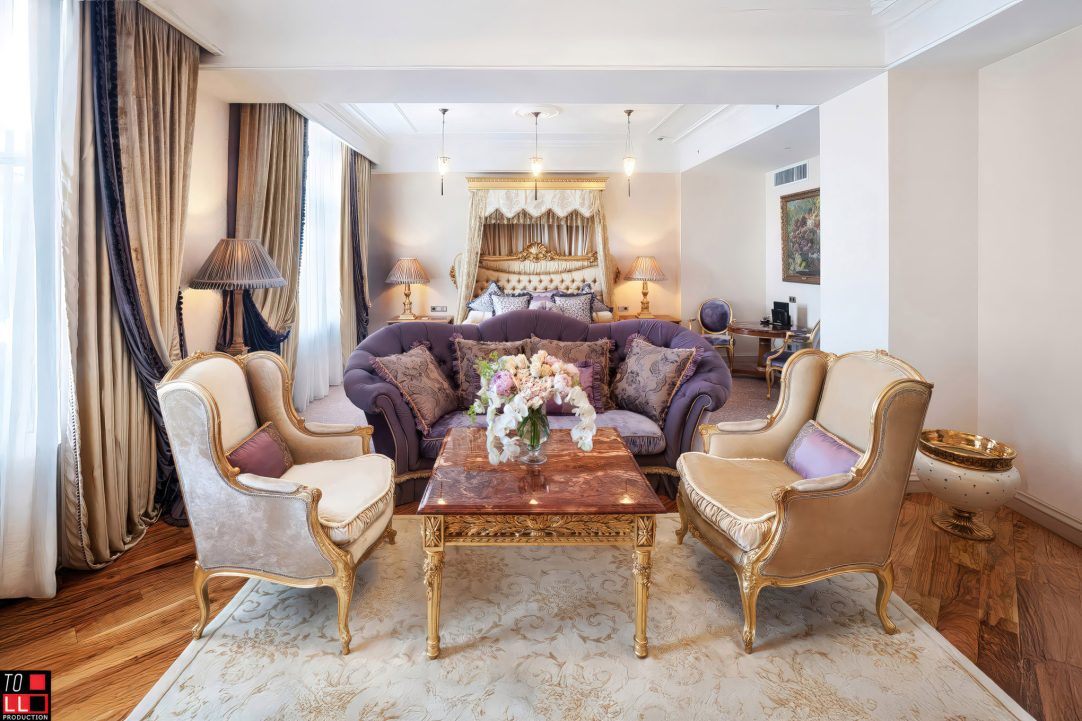 Профессиональная фотосъемка номера отеля: уютная зона с кроватью и светлым текстилем. Фотограф Кирилл Толль передает атмосферу спокойствия и элегантности, подчеркивая детали интерьера. Услуги коммерческой фотографии для гостиничного бизнеса.