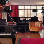 Роскошный номер с роялем: пример высококлассной фотосессии для отеля от фотографа Кирилла Толль. Игра света и тени подчеркивает эксклюзивность апартаментов. Нужна ли вам такая же эффектная съемка для презентации вашего объекта?