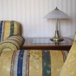 Элегантная гостиная в отеле: на фото видна зона отдыха с двумя диванами и креслом. Профессиональная работа фотографа Кирилла Толль позволяет оценить простор и роскошь номера. Инвестируйте в качественные изображения для своего бизнеса.