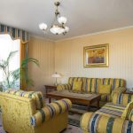 Угловой взгляд на гостиную в отеле: профессиональный фотограф Кирилл Толль использует перспективу, чтобы подчеркнуть глубину и планировку пространства. Такие кадры незаменимы для полного представления о номере на вашем сайте.