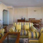 Деталь интерьера: акцент на дизайнерском кресле и текстурах в гостиной отеля. Кирилл Толль уделяет внимание мелочам, которые создают общее впечатление о качестве и стиле заведения. Нужна ли вам такая же тщательная съемка?