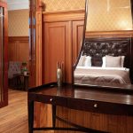 Спальня с балконом в апартаментах отеля в сталинском доме | Фото Кирилла Толль