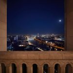 Вид на гостиную и спальню в номере домашнего отеля | Интерьеры Кирилла Толль