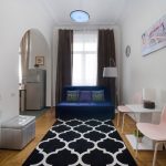 Рабочий стол и интерьер номера в домашнем отеле, Москва | Фото Кирилла Толль