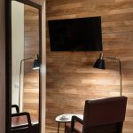 Двухуровневый номер в деталях: профессиональная фотосъемка от Кирилла Толля. Кадр подчеркивает архитектурные особенности и создает привлекательный образ для потенциальных гостей. Фотограф для гостиничного бизнеса.