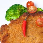 Фуд-фотография куриного блюда с брокколи и перцем чили.