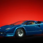 Масштабная модель Lamborghini Countach LP5000 на градиентном фоне.