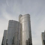 Фасад ЖК Крылья на Лобачевского — кадр Кирилла Толля, ЗАО