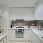 Вид на кухню и прихожую с сиреневой стеной, зеркалом и винтажным комодом у метро Трубная — съёмка Кирилла Толль