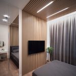 Акцентная стена из ламелей и дверь-невидимка в спальне Нагатинского затона