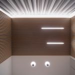 Деталь деревянных реек за телевизором и зеркальных фасадов, ЖК Ривер Парк