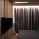 Комнатное растение и минималистичный интерьер спальни у воды на Нагатинском затоне