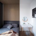 Спальня с реечной стеной и скрытой дверью в квартире Ривер Парк