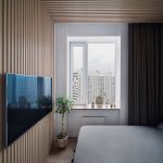 Зеркальный шкаф во всю стену и туалетный столик в спальне Нагатинского затона