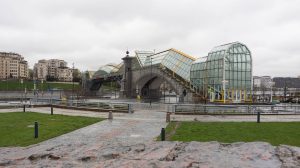 Мост Богдана Хмельницкого с видом на гостиницу Рэдиссон Славянская в пасмурную погоду — крытая локация для фотосъемки в Москве