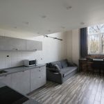 Светлая кухня-гостиная с высокими окнами