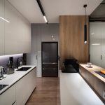 Деталь встроенного холодильника и варочной панели в интерьере кухни Ривер Парк