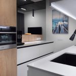 Белый глянцевый гарнитур со скрытой подсветкой фартука в квартире Нагатинского затона