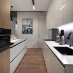 Технологичная кухня с трековым освещением в ЖК Ривер Парк