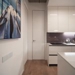 Рабочая зона кухни с премиум-техникой и деревянной барной стойкой, Ривер Парк