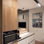 Зеркальные фасады и подвесные светильники-тубусы в кухне Нагатинского затона