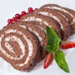 Съёмка кондитерских изделий. Шоколадные рулеты с кремом и ягодами.