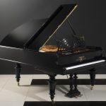 Рояль C. Bechstein в студийной съёмке на тёмно-сером фоне.