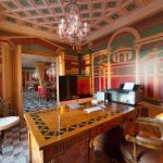 Роскошный кабинет в ЖК Новопесковский (Арбат) с архитектурными фресками на стенах, классическим письменным столом с инкрустацией меандром и кессонным потолком — съёмка Кирилла Толль
