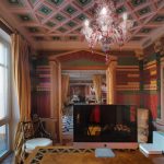 Кабинет в классическом стиле в ЖК Новопесковский: вид на окно и балкон, архитектурные фрески на стенах, кессонный потолок и современное рабочее место с iMac — фото Кирилла Толль