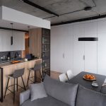 Белая кухня с барной стойкой и встроенным шкафом во всю стену в ЖК Ривер Парк