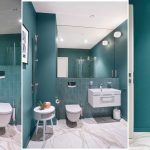 Ванная комната в ЖК Сады Пекина с изумрудными стенами, белым мраморным полом, подвесной сантехникой и большим зеркалом — фото Кирилла Толль