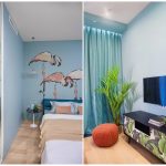 Интерьер спальни в ЖК Сады Пекина у метро Маяковская с рисунком фламинго на голубой стене, бирюзовым изголовьем и ТВ-зоной с тропической тумбой — фото Кирилла Толль