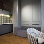 Фартук кухни из подсвеченных стеклоблоков в ЖК Loftec с белой столешницей и подвесными кашпо с зеленью — съёмка Кирилла Толль