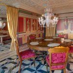 Панорама столовой и гостиной в ЖК Новопесковский (Арбат): анфилада комнат с античными фресками, мраморным полом, кессонными потолками и парными люстрами муранского стекла — работа Кирилла Толль